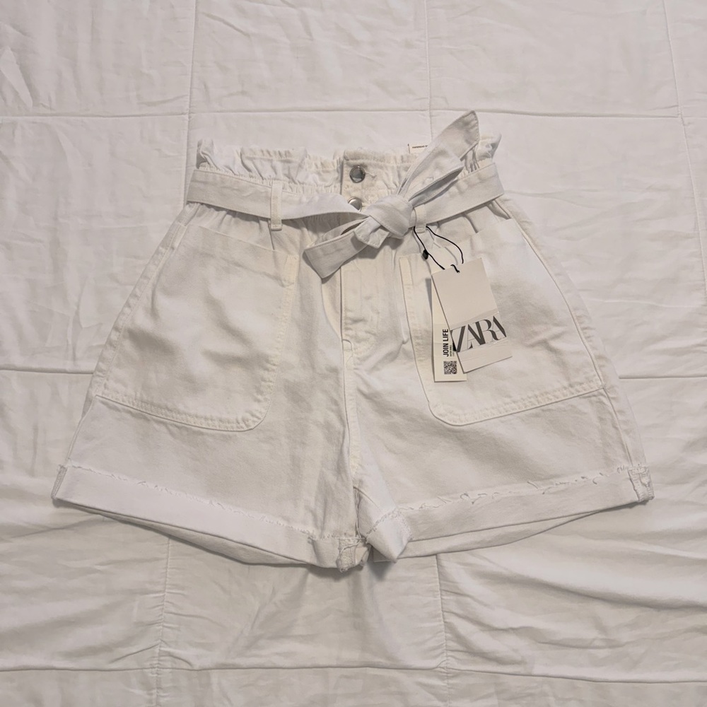 NWT ZARA women’s paper bag shorts, white, size 6